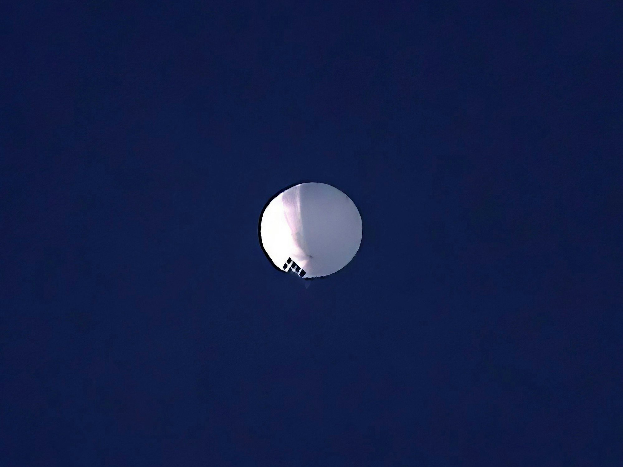 Ein Höhenballon schwebt am 1. Februar über Billings im US-Bundesstaat Montana. Der Verfassungsschutz warnt vor chinesischen Spionageaktionen auch für Deutschland.