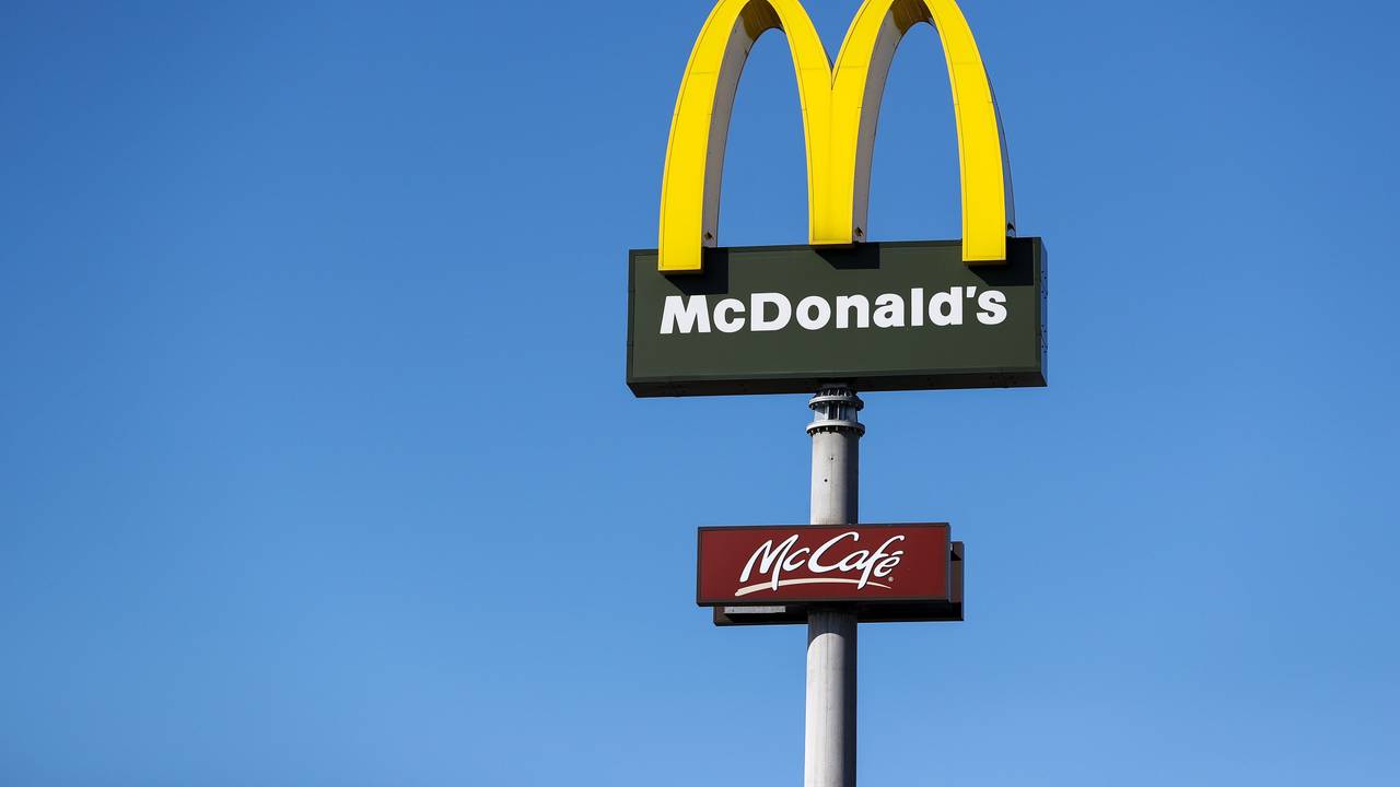 Das Logo des US-amerikanischen Fastfood-Konzerns McDonald's, hier im Mai 2019 in Leipzig. Eine McDonalds-Filiale in Texas verzichtet in ihrem Standort fast komplett auf Mitarbeiterinnen und Mitarbeiter. Bestellungen laufen automatisiert ab.