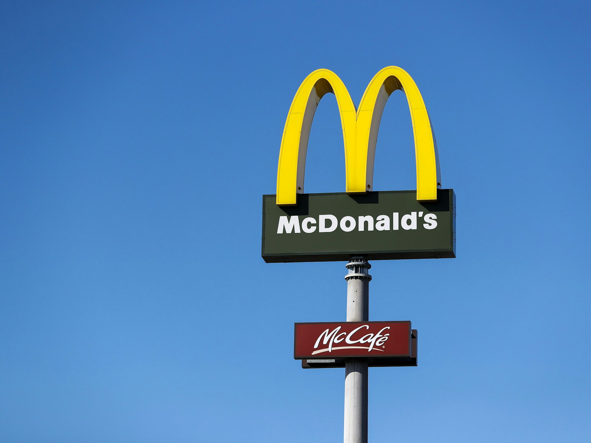 Das Logo des US-amerikanischen Fastfood-Konzerns McDonald's, hier im Mai 2019 in Leipzig. Eine McDonalds-Filiale in Texas verzichtet in ihrem Standort fast komplett auf Mitarbeiterinnen und Mitarbeiter. Bestellungen laufen automatisiert ab.