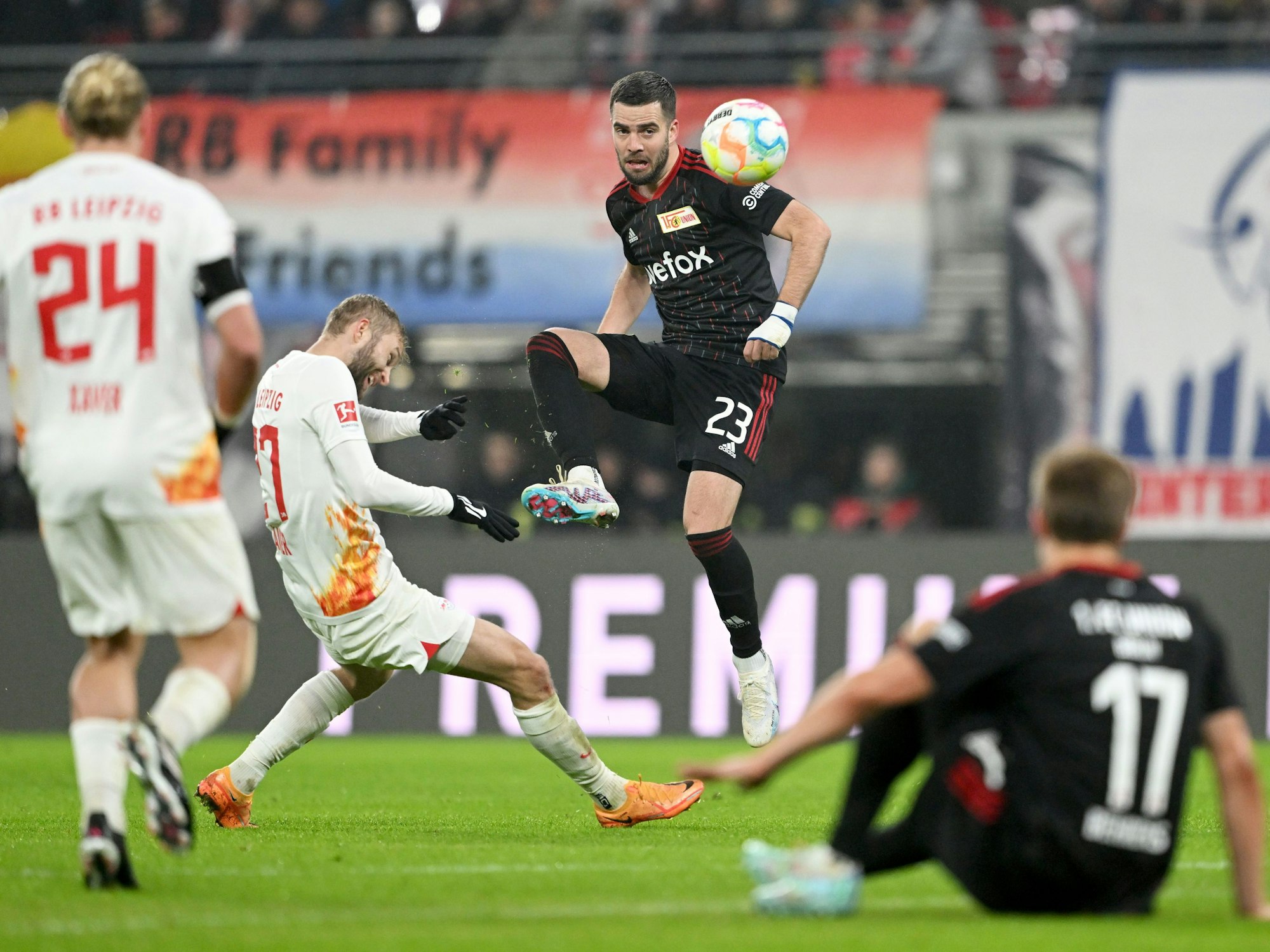 Red-Bull-Arena: Leipzigs Konrad Laimer (2.v.l.) und Unions Niko Gießelmann (2.v.r.) kämpfen um den Ball. Leipzigs Xaver Schlager (l) und Unions Kevin Behrens (r) sehen zu.