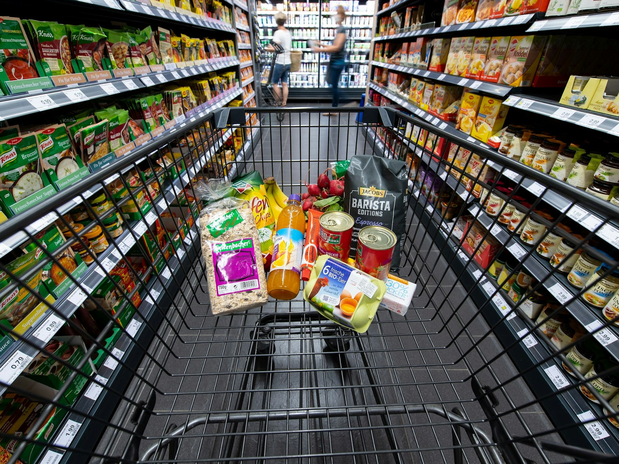 Das nächste beliebte Marken-Produkt fliegt aus den Regalen bei Edeka. Unser Symbolbild (2020) zeigt verschiedene Lebensmittel in einem Einkaufswagen.