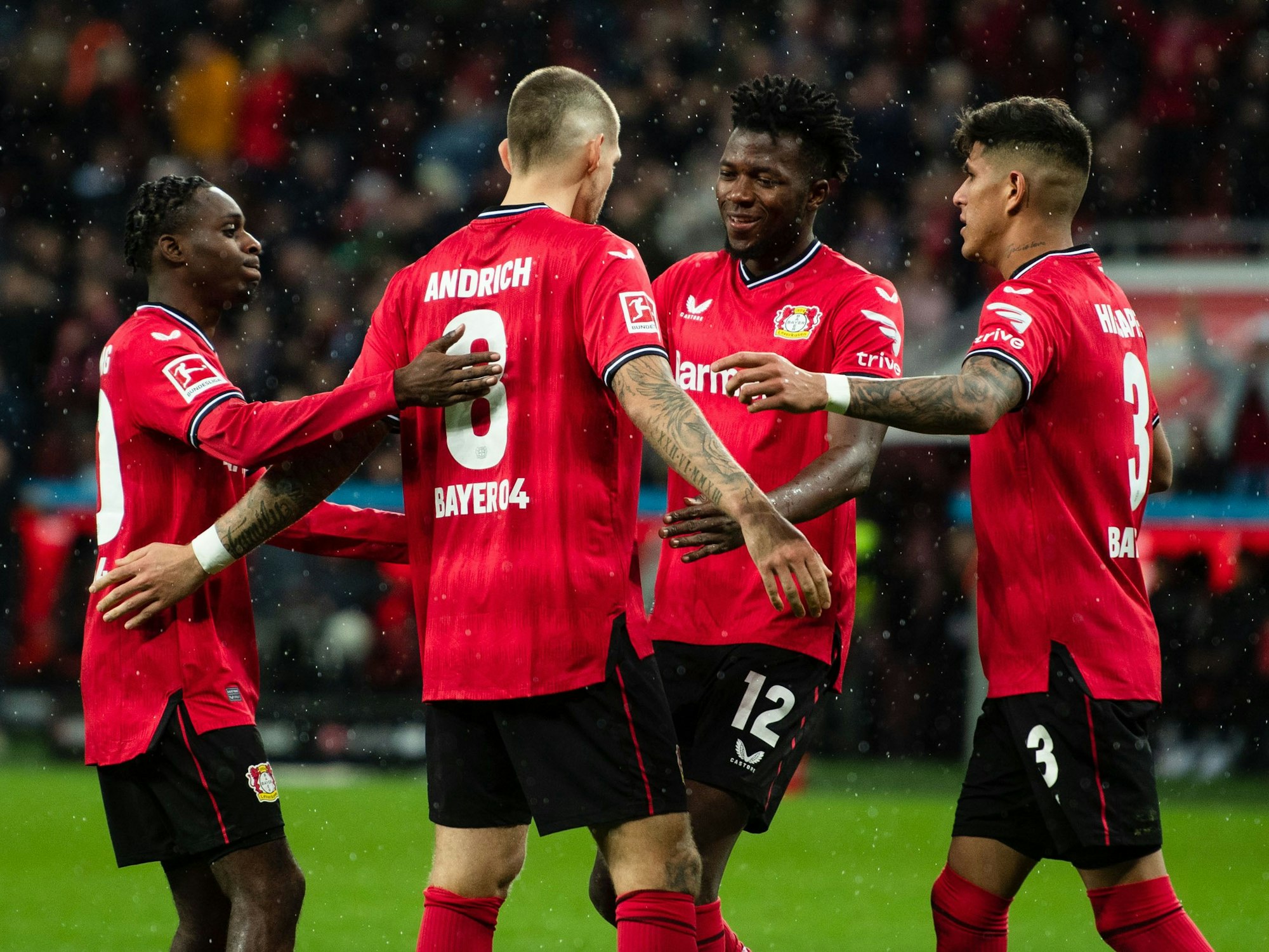 Leverkusens Jeremie Frimpong (l-r), Torschütze Robert Andrich, Edmond Tapsoba und Piero Hincapie jubeln nach dem Treffer zur 1:0 Führung.