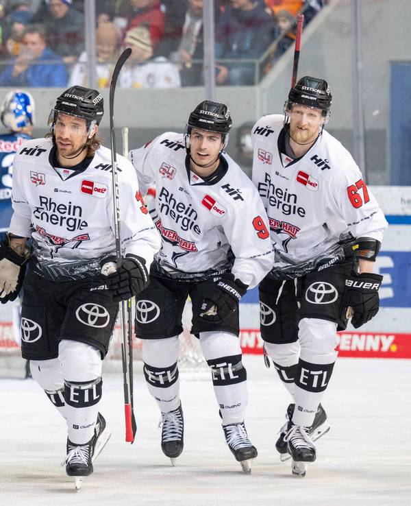Die Kölner Haie feiern einen Treffer von Moritz Müller (l.) beim DEL-Spiel bei RB München.