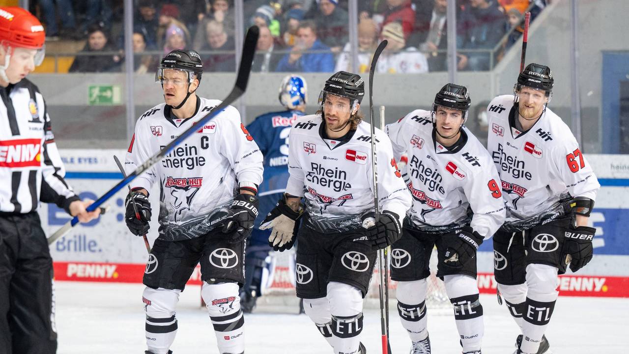 Die Kölner Haie feiern einen Treffer von Moritz Müller (l.) beim DEL-Spiel bei RB München.