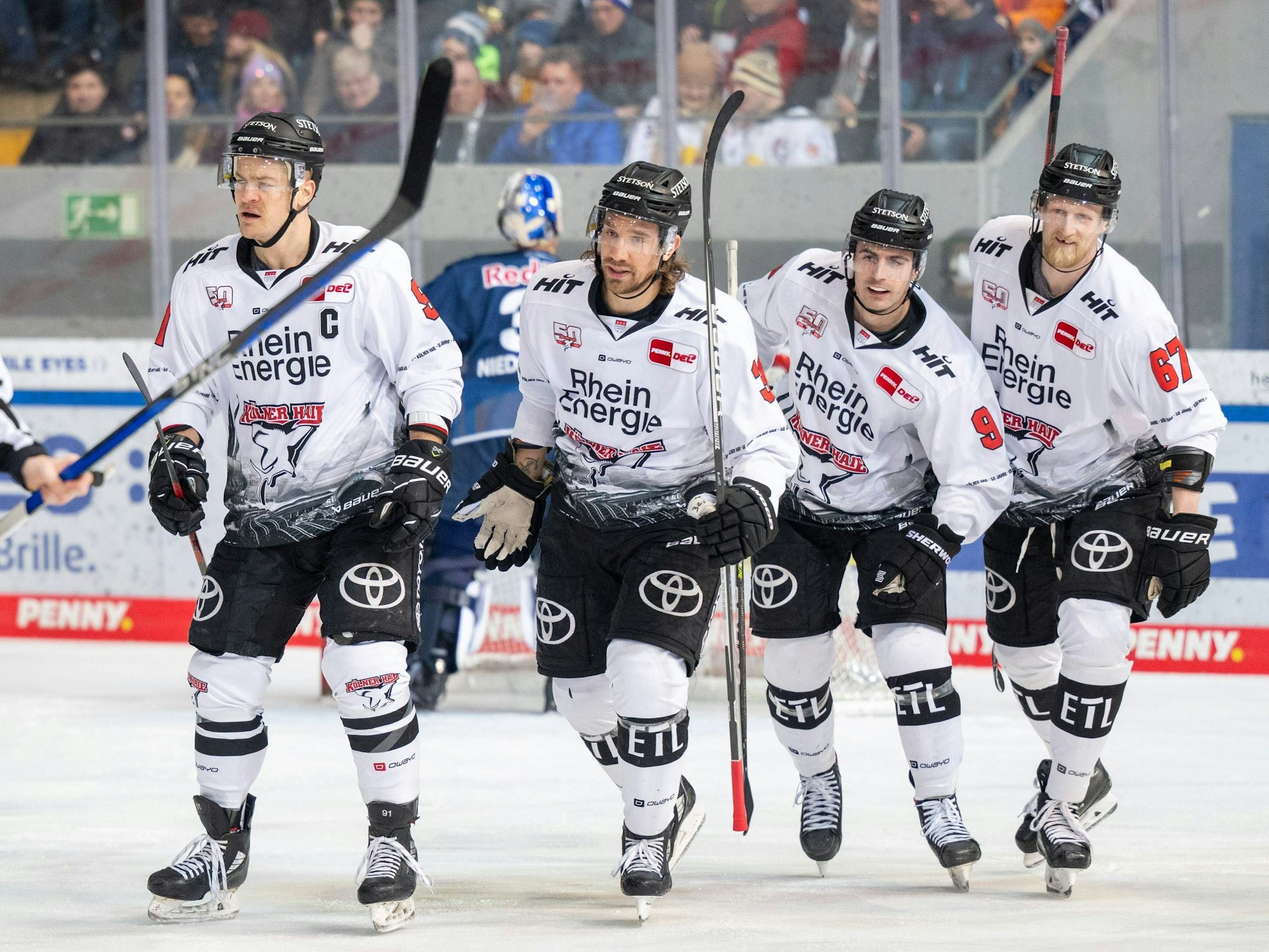 Die Kölner Haie feiern einen Treffer von Moritz Müller (l.) beim DEL-Spiel bei RB München.