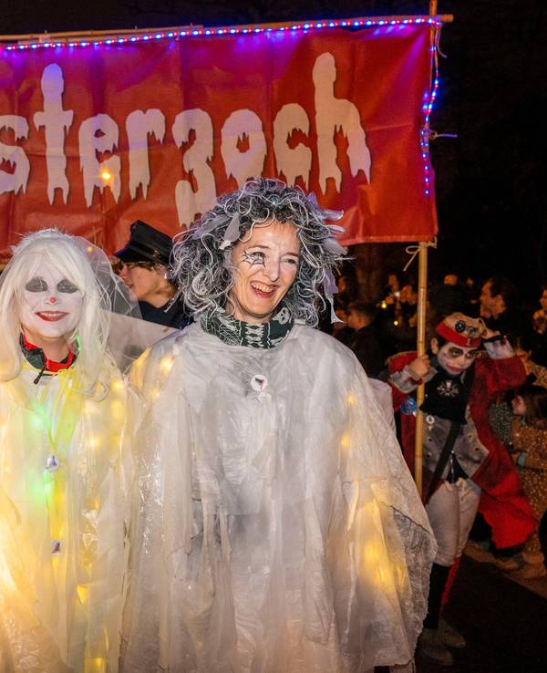 Drei Jecke sind als Geister verkleidet.