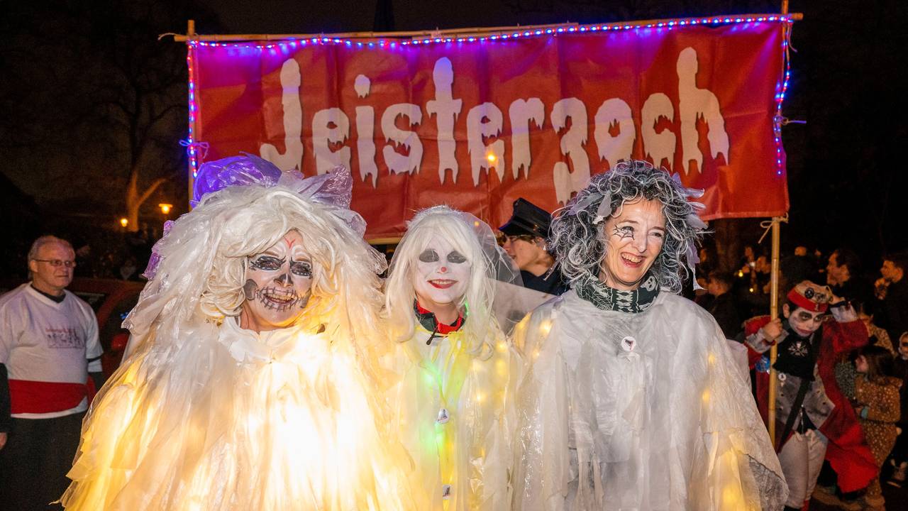 Drei Jecke sind als Geister verkleidet.