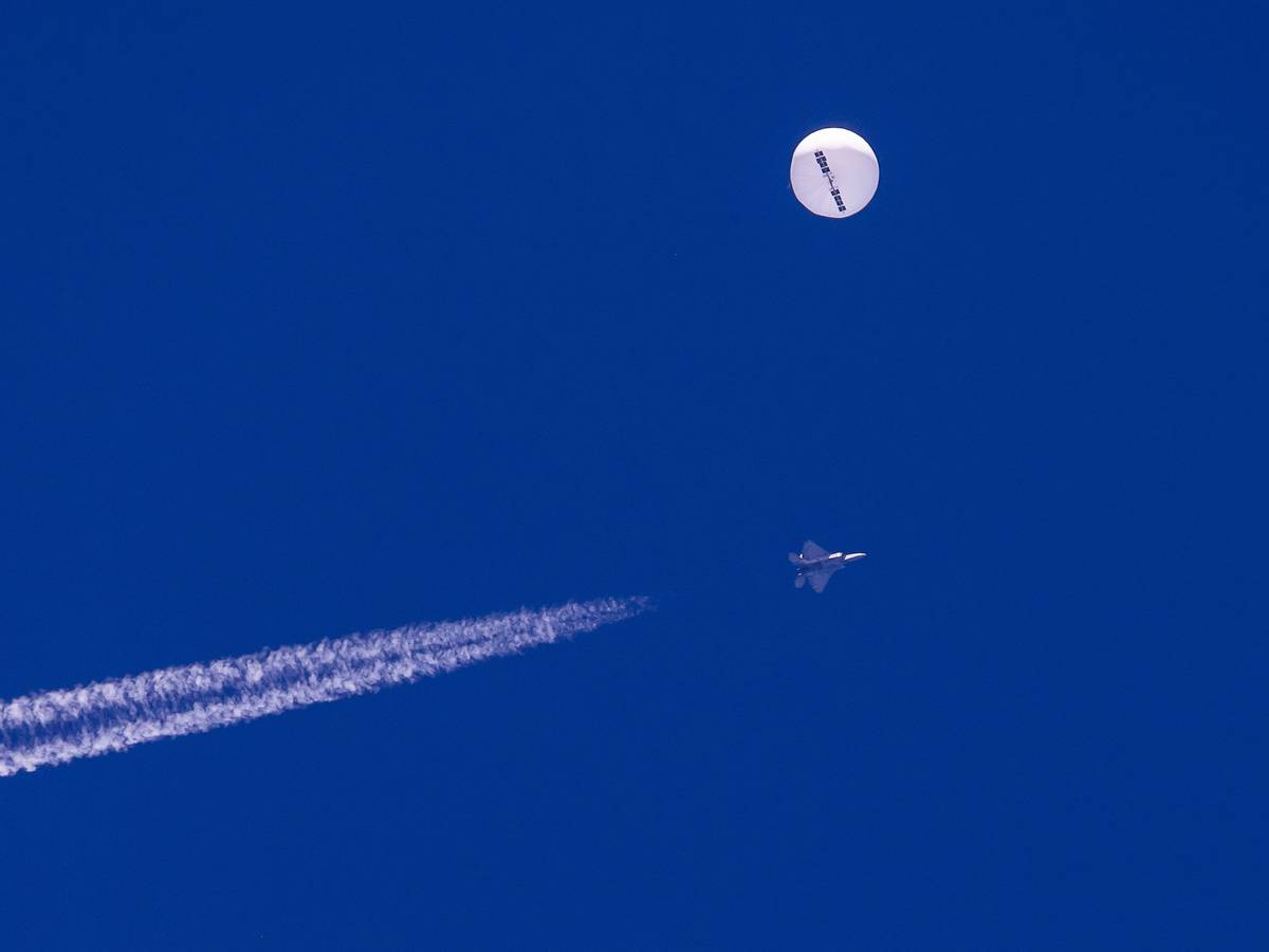 Auf diesem von Chad Fish zur Verfügung gestellten Bild schwebt ein großer Ballon über dem Atlantischen Ozean vor der Küste von South Carolina.