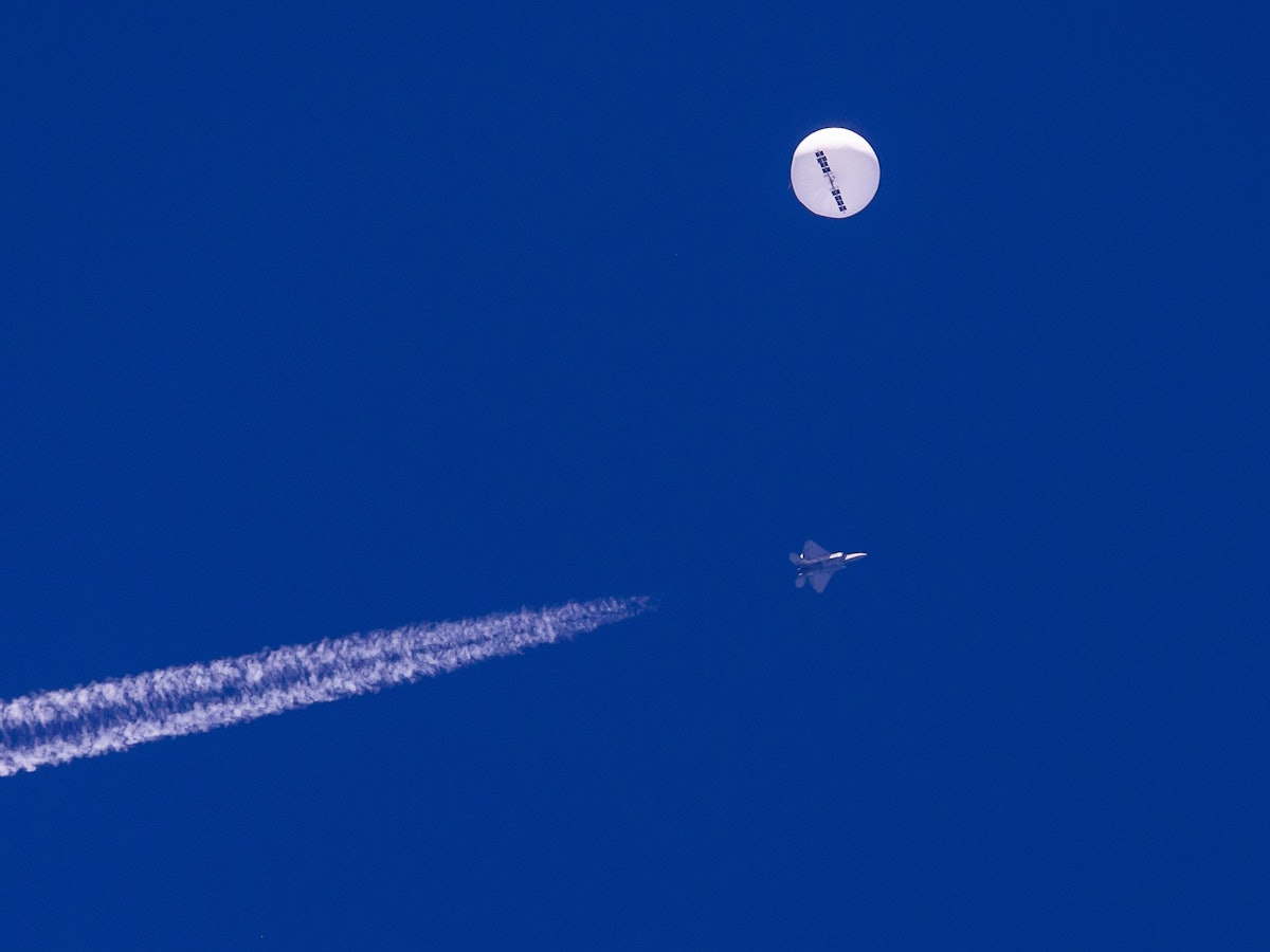 Auf diesem von Chad Fish zur Verfügung gestellten Bild schwebt ein großer Ballon über dem Atlantischen Ozean vor der Küste von South Carolina.