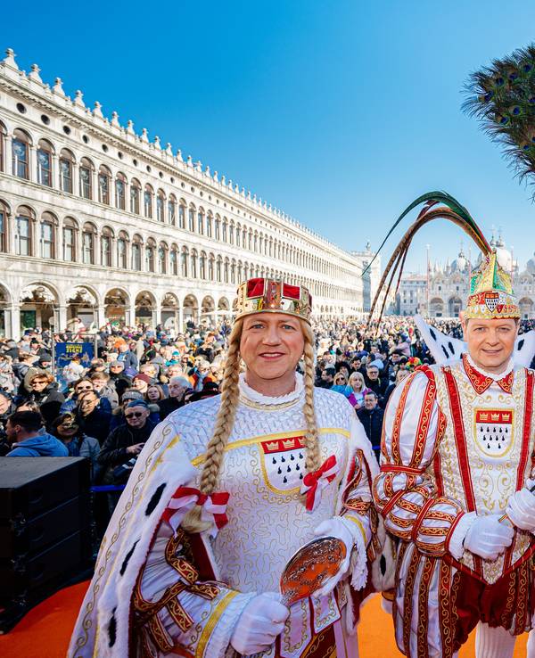 Das Kölner Dreigestirn steht auf einer Bühne in Venedig.