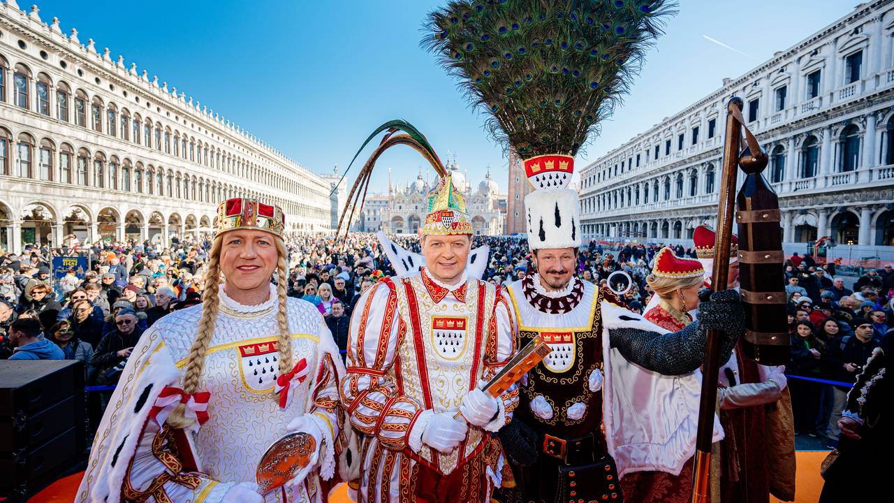 Das Kölner Dreigestirn steht auf einer Bühne in Venedig.
