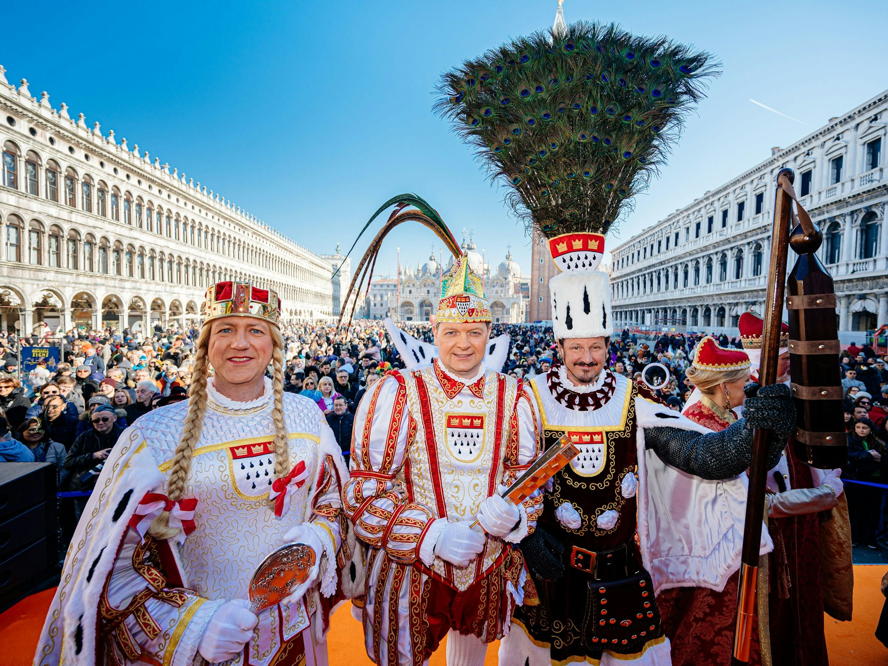 Das Kölner Dreigestirn steht auf einer Bühne in Venedig.