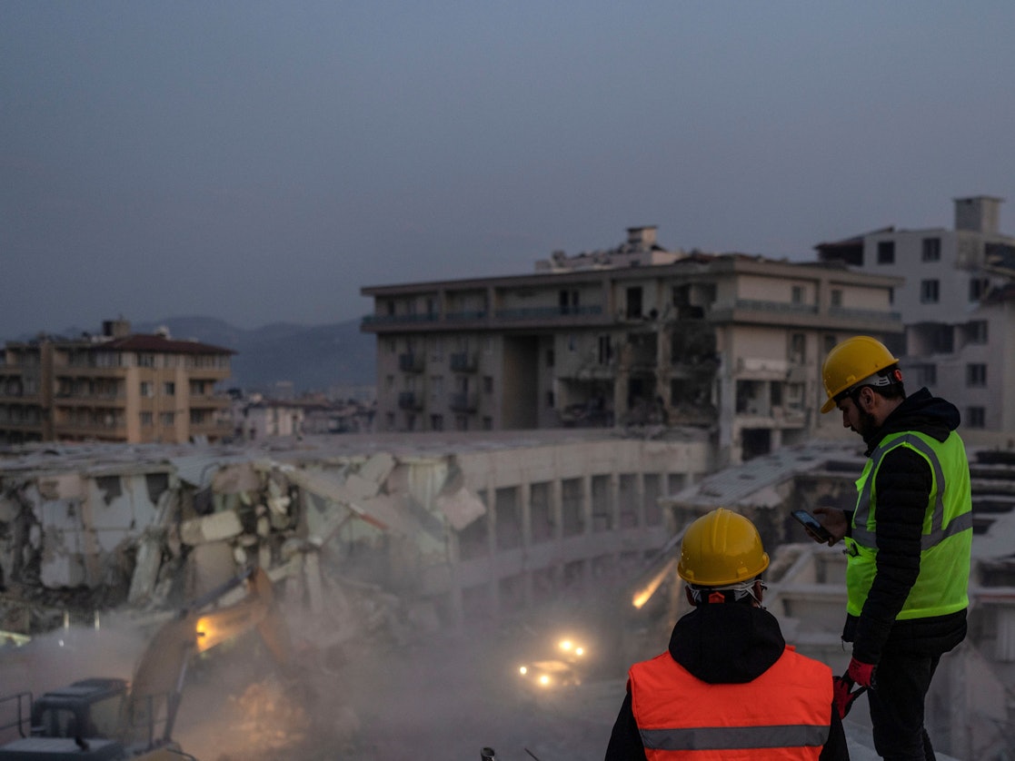 Rettungskräfte inspizieren auf der Suche nach den Opfern und Überlebenden des Erdbebens die Überreste eines zerstörten Gebäudes. Die Zahl der Toten nach den verheerenden Erdbeben im türkisch-syrischen Grenzgebiet ist auf mehr als 25 000 gestiegen.