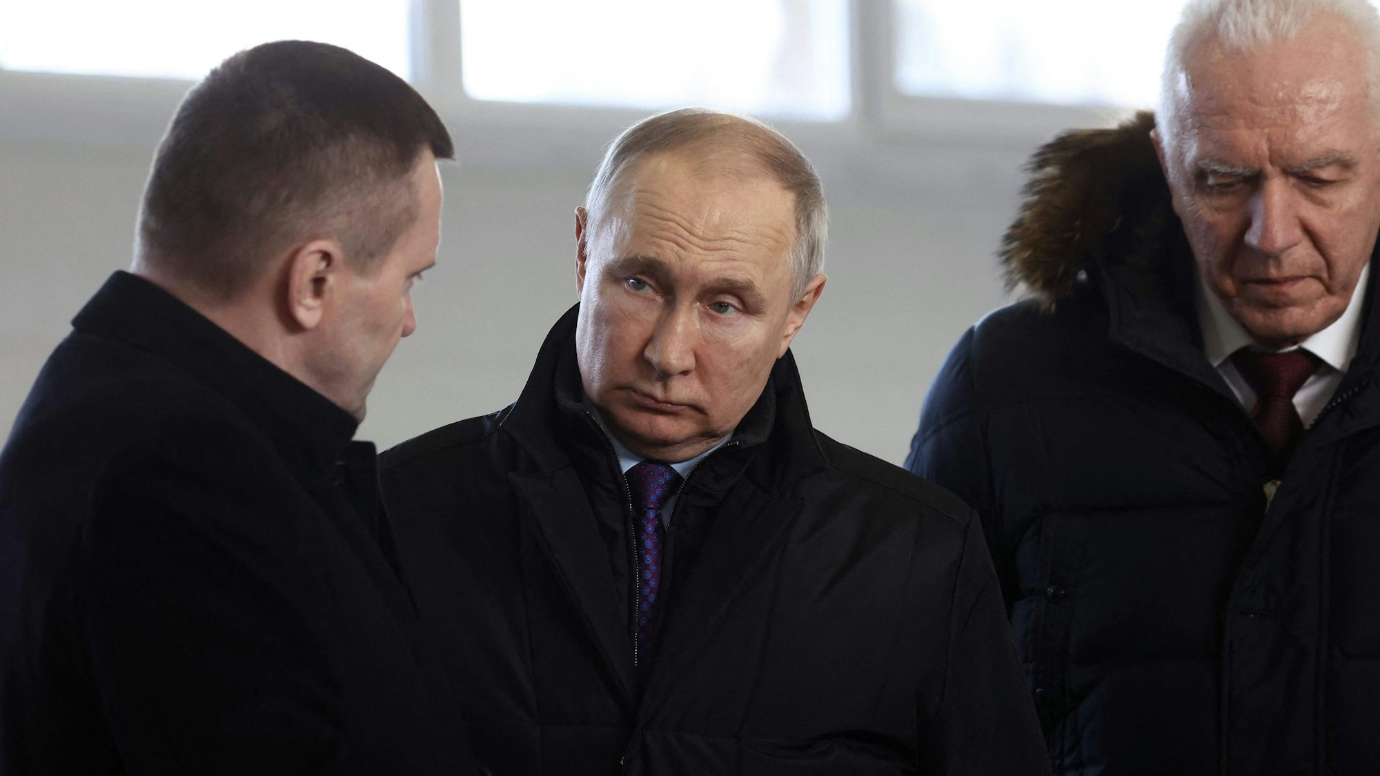 Der russische Präsident Wladimir Putin (Mitte) besucht am 10. Februar die nördliche Region Archangelsk. Russische Streitkräfte haben offenbar zum ersten Mal sogenannte Seedrohnen eingesetzt.