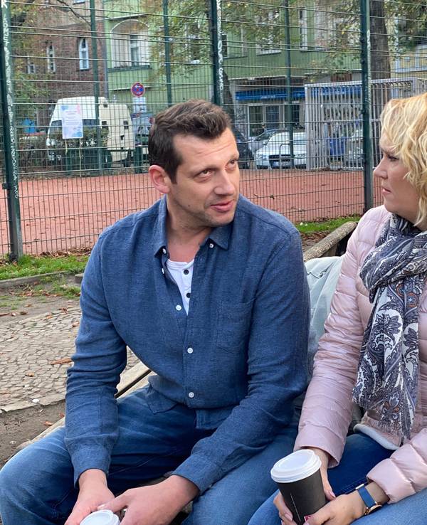 Eva (44) aus Niederkrüchten im Gespräch mit André, der der zweifachen Mutter mit seiner Stammzellenspende das Leben rettete.