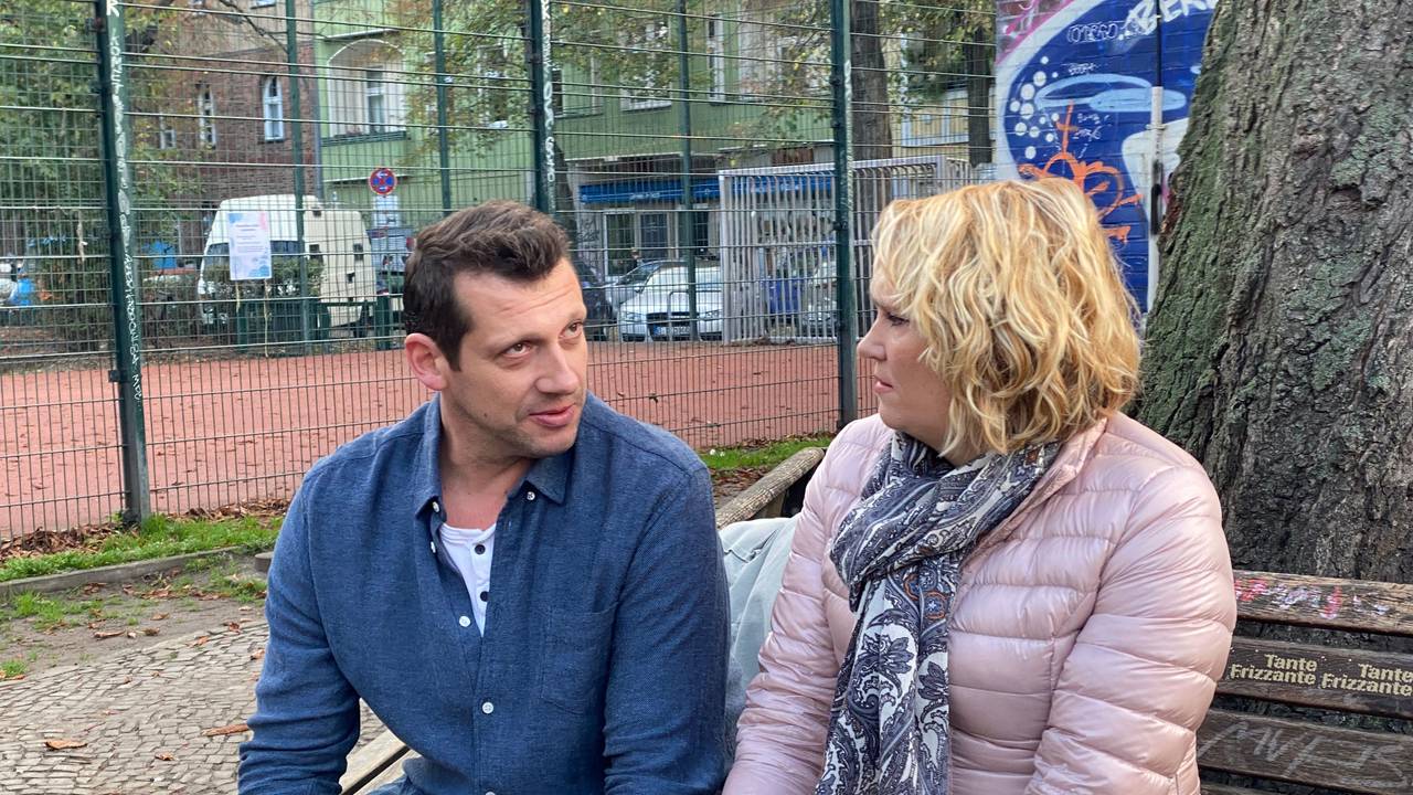 Eva (44) aus Niederkrüchten im Gespräch mit André, der der zweifachen Mutter mit seiner Stammzellenspende das Leben rettete.