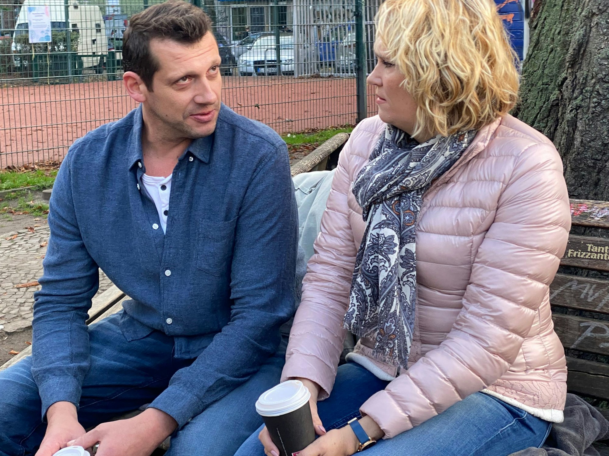 Eva (44) aus Niederkrüchten im Gespräch mit André, der der zweifachen Mutter mit seiner Stammzellenspende das Leben rettete.