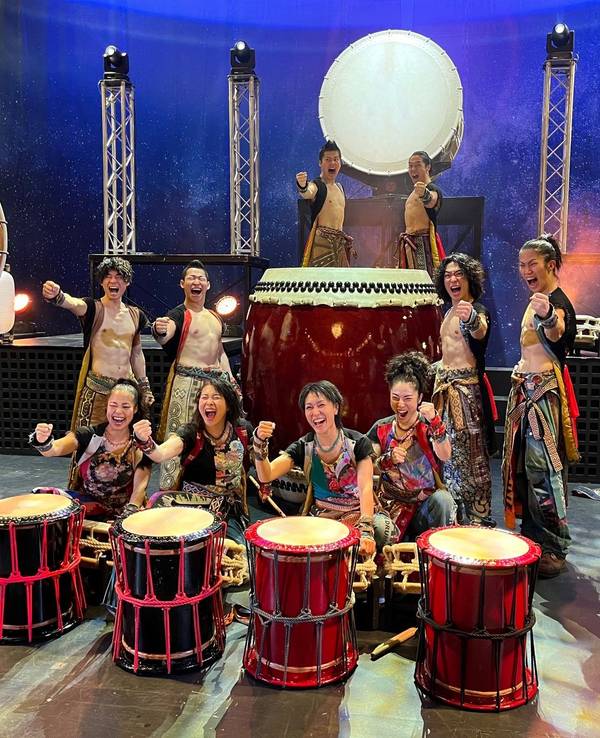 Das zehnköpfige Ensemble von „Yamato - The Drummers of Japan“ mit ihren Instrumenten.