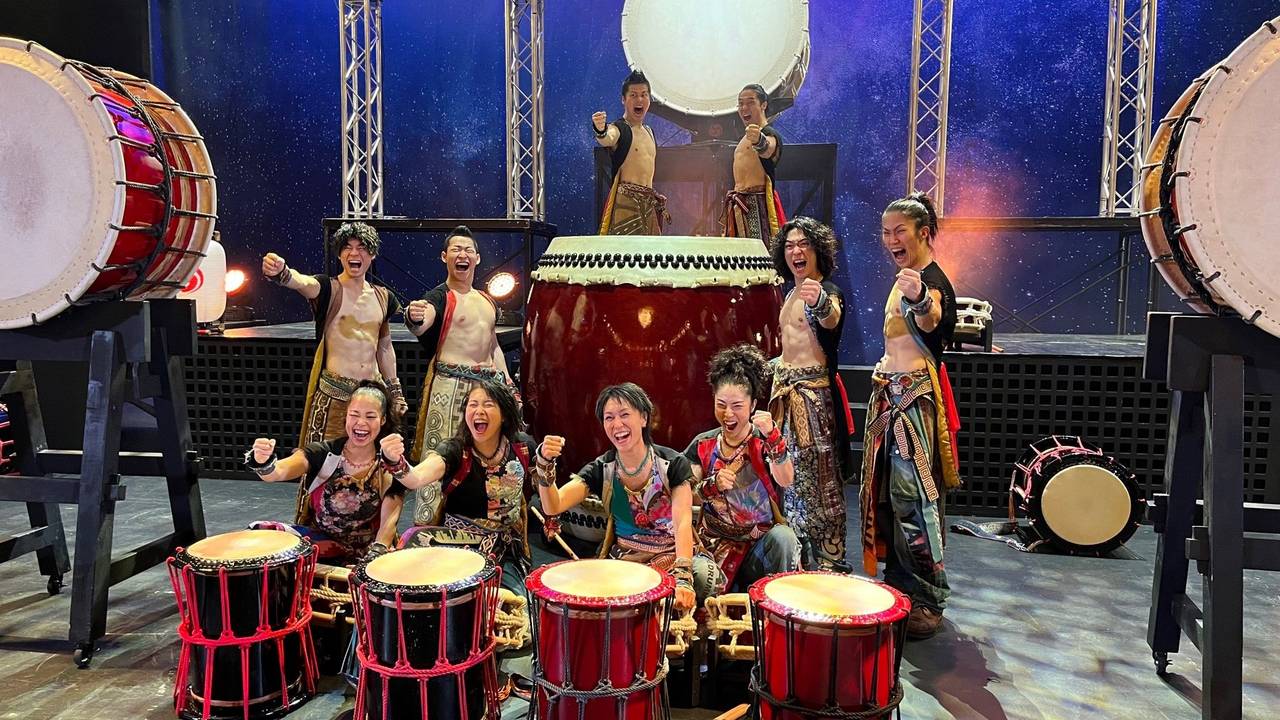 Das zehnköpfige Ensemble von „Yamato - The Drummers of Japan“ mit ihren Instrumenten.