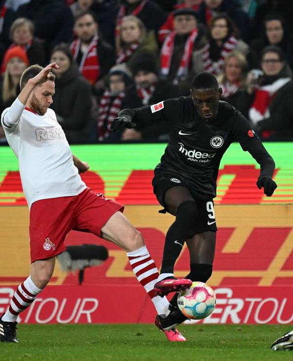 DIe FC-Verteidiger Benno Schmitz (l.) und Timo Hübers am Sonntag (12. Februar 2023) gegen Frankfurt-Star Randal Kolo Muani.