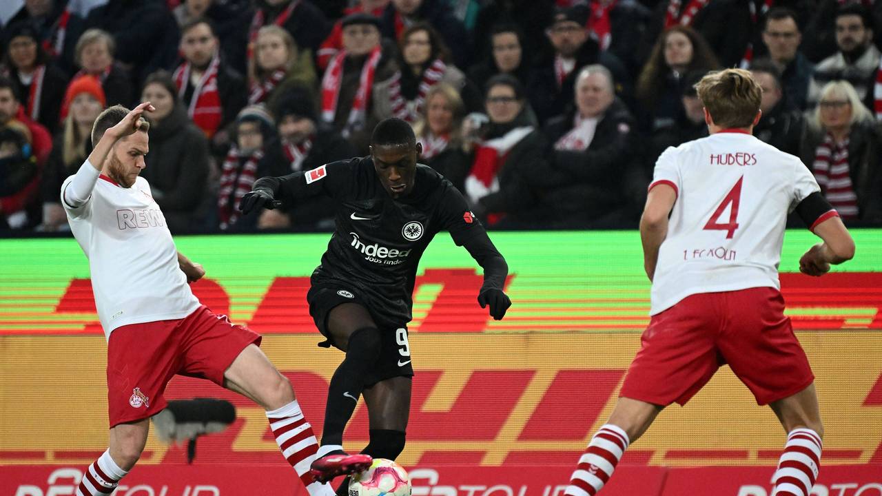 DIe FC-Verteidiger Benno Schmitz (l.) und Timo Hübers am Sonntag (12. Februar 2023) gegen Frankfurt-Star Randal Kolo Muani.