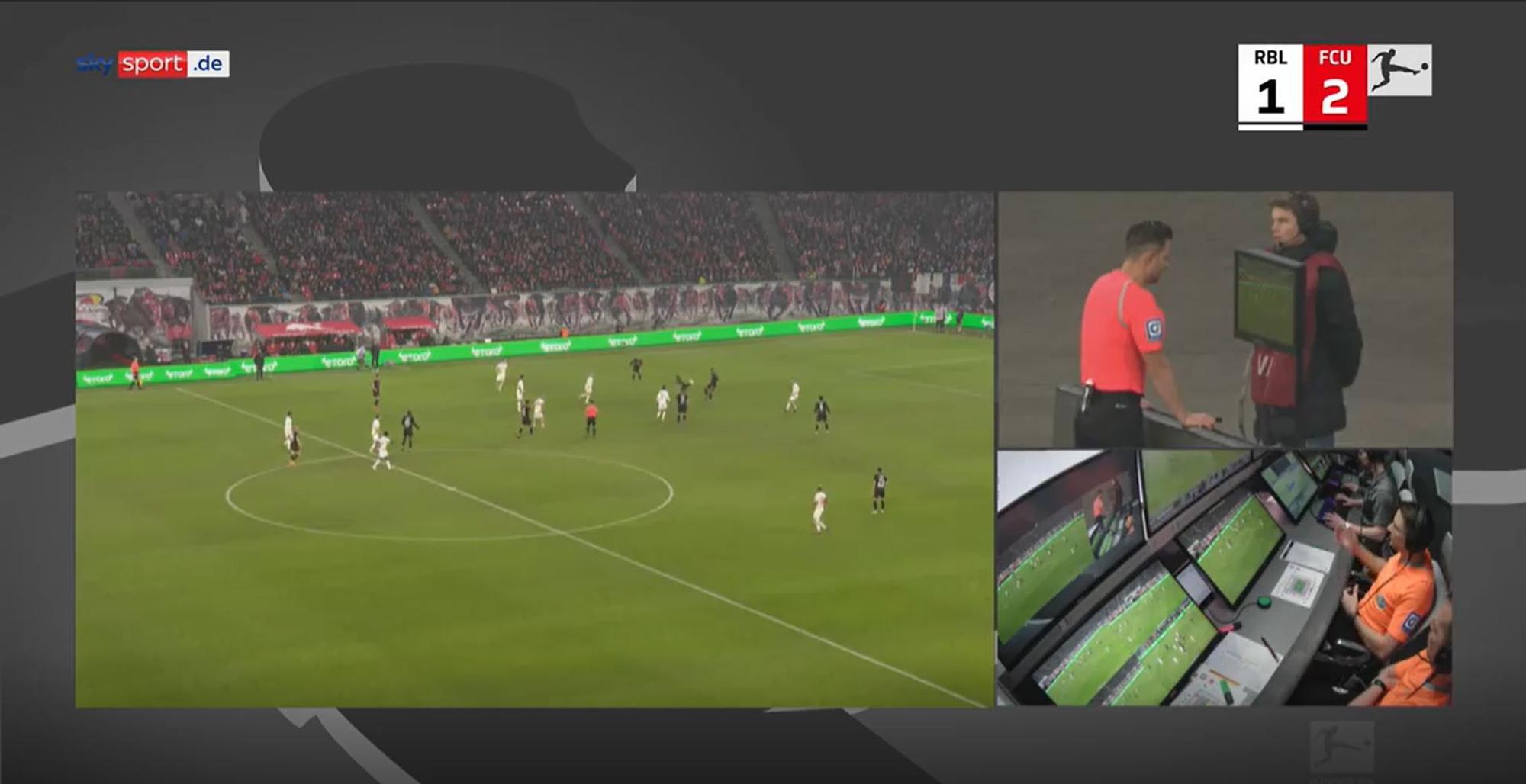 Eine viel diskutierte Szene am Bundesliga-Wochenende: Der VAR-Eingriff und der Check von Schiri Daniel Schlager am Samstag (11. Februar 2023) beim Duell zwischen RB Leipzig und Union Berlin.