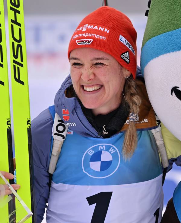 Denise Herrmann-Wick aus Deutschland und Maskottchen Flocke in der Lotto Thüringen Arena am Rennsteig.