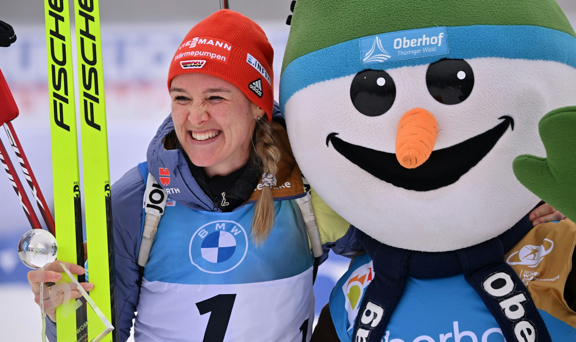 Denise Herrmann-Wick aus Deutschland und Maskottchen Flocke in der Lotto Thüringen Arena am Rennsteig.
