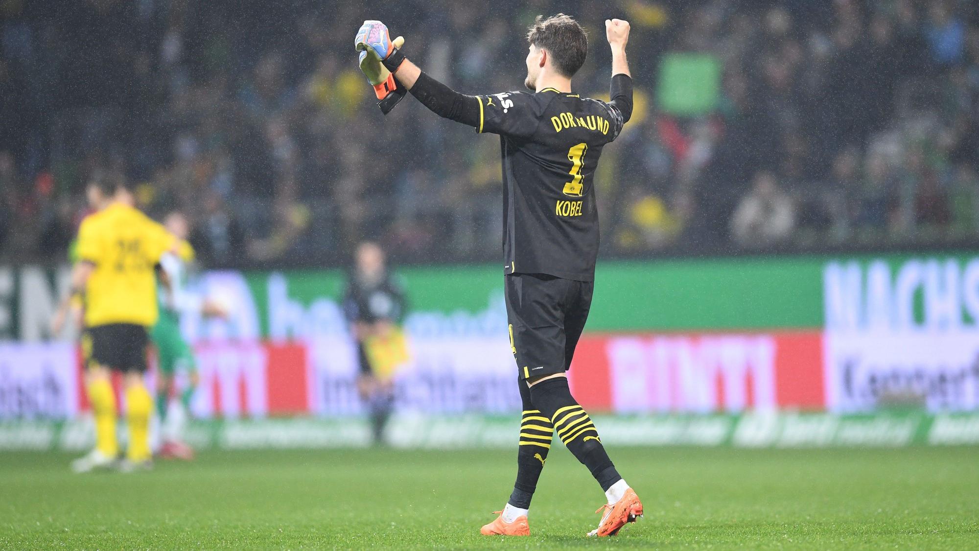 Dortmunds Torwart Gregor Kobel freut sich über den Sieg.