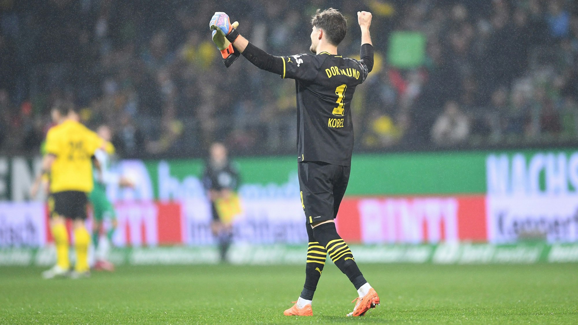 Dortmunds Torwart Gregor Kobel freut sich über den Sieg.