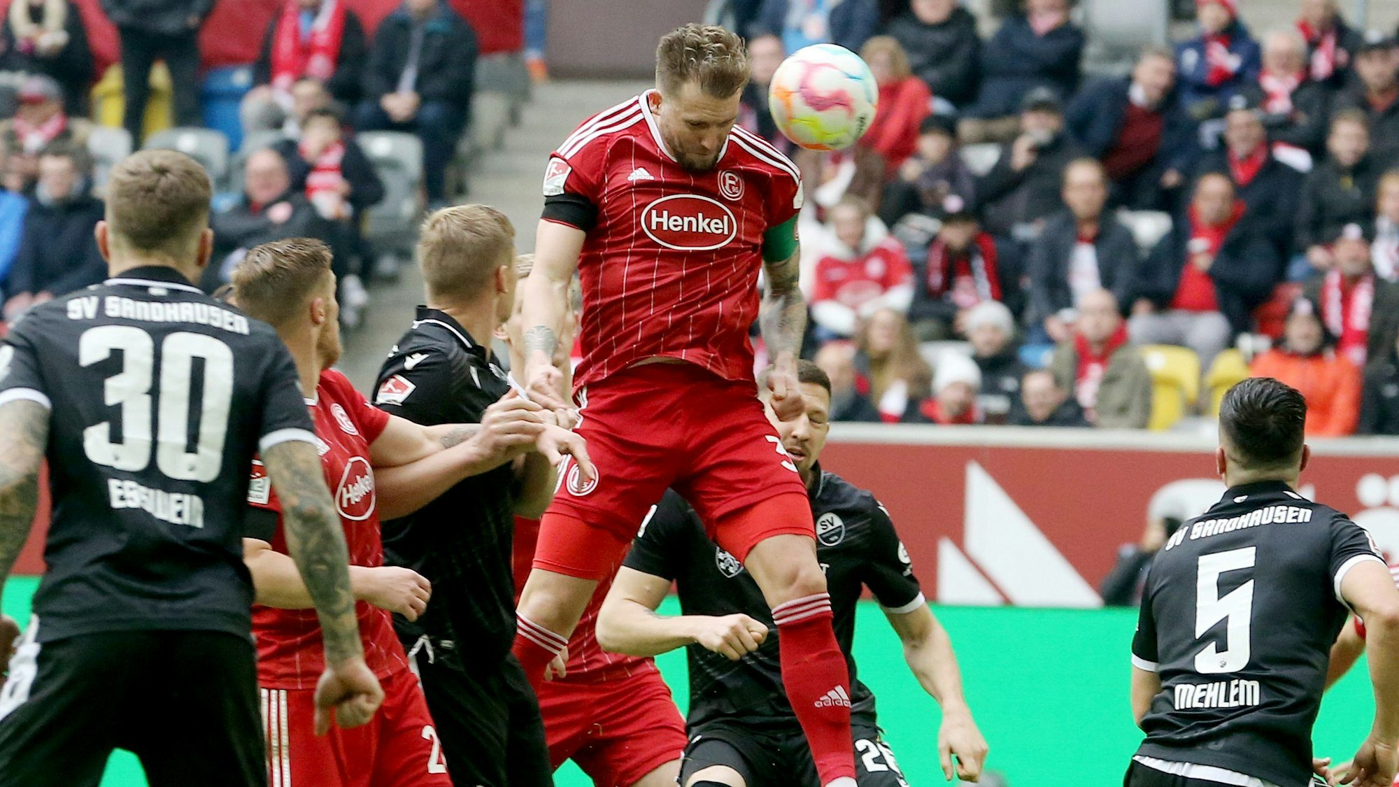 Der Düsseldorfer Andre Hoffmann (M) kommt im Spiel der 2. Bundesliga gegen den SV Sandhausen frei zum Kopfball.
