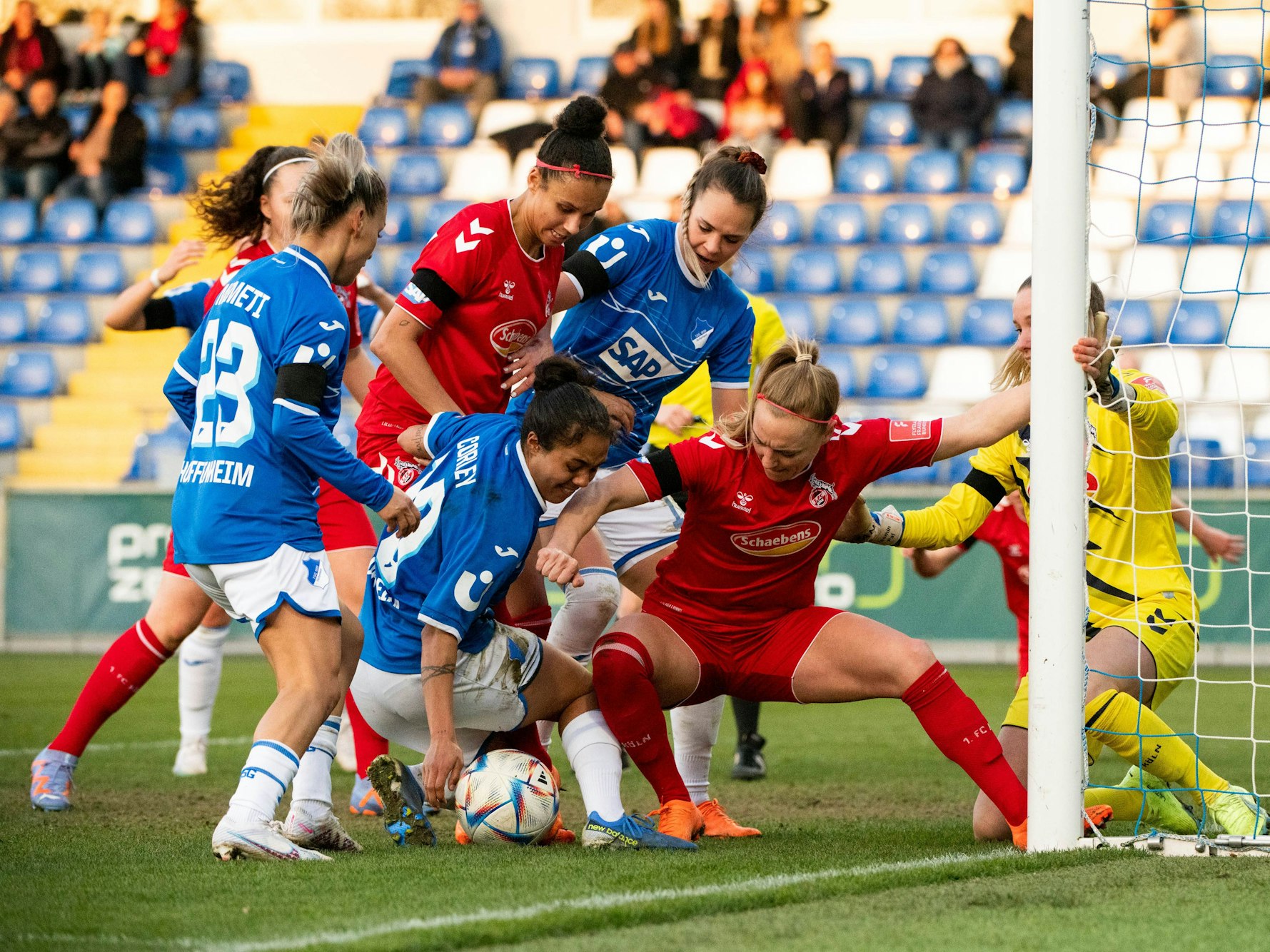 Gia Corley (TSG Hoffenheim) kämpft mit Sarah Maria Puntigam (1. FC Köln) um den Ball im Kölner Strafraum.