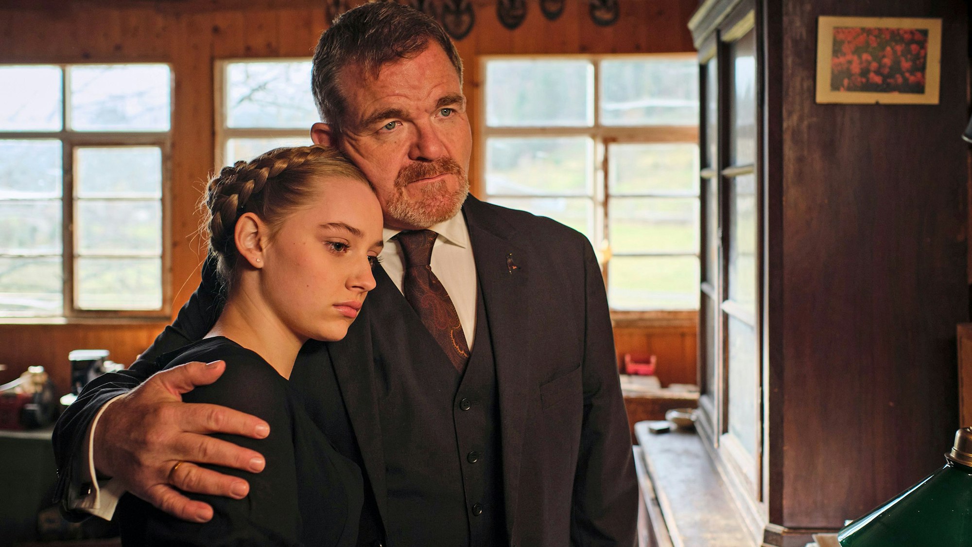Im „Tatort: Unten im Tal“ trauern Toni (Carlotta Bähre) und Josef (Cornelius Obonya) um ihre Mutter und Tochter. Ihre Leiche wurde nach mehr als einem Jahrzehnt gefunden. Wie viele solcher Langzeitvermisster gibt es wirklich in Deutschland?