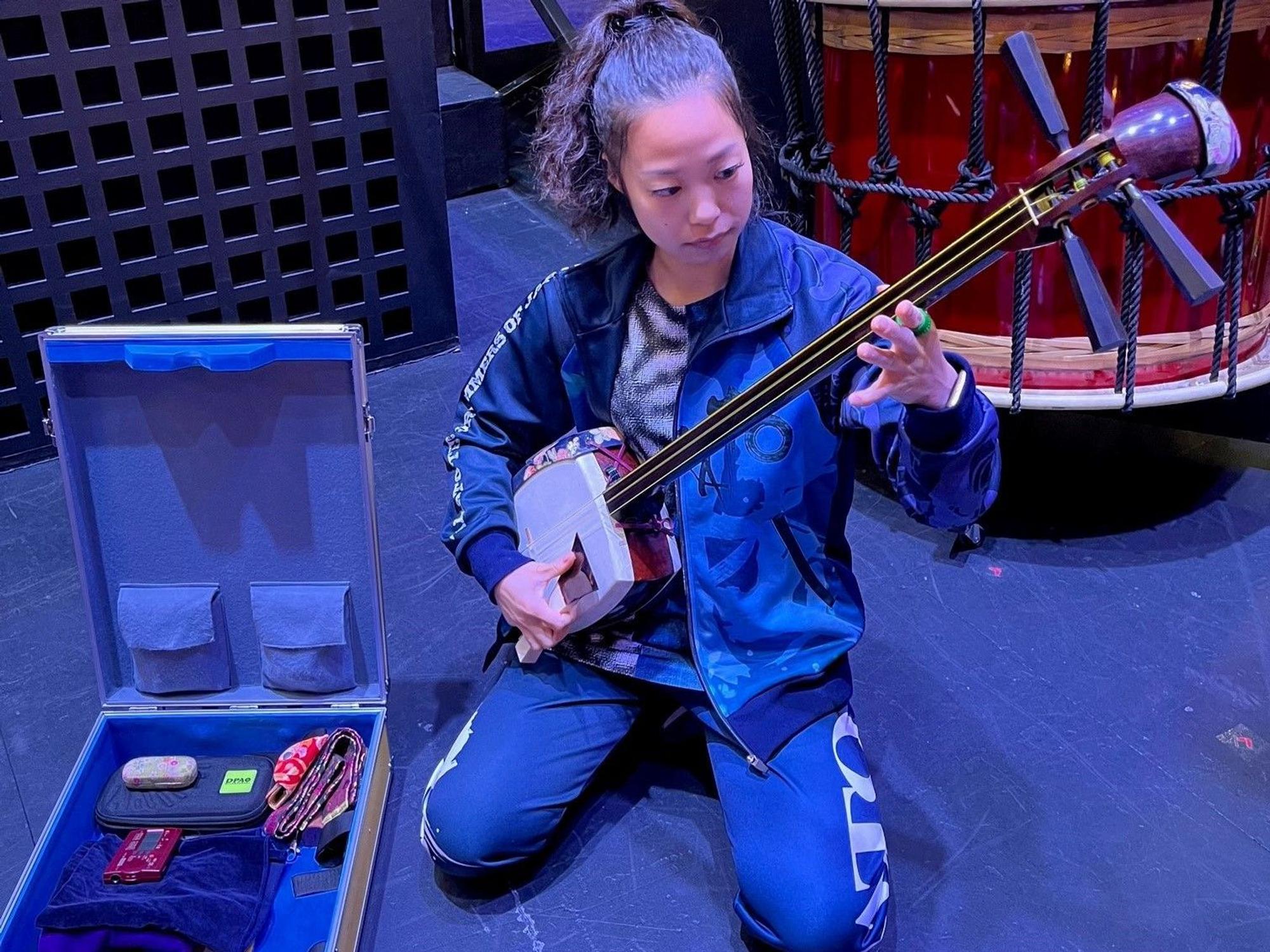 Die Yamato-Trommlerin Nele Miula mit einem japanischen Saiteninstrument.