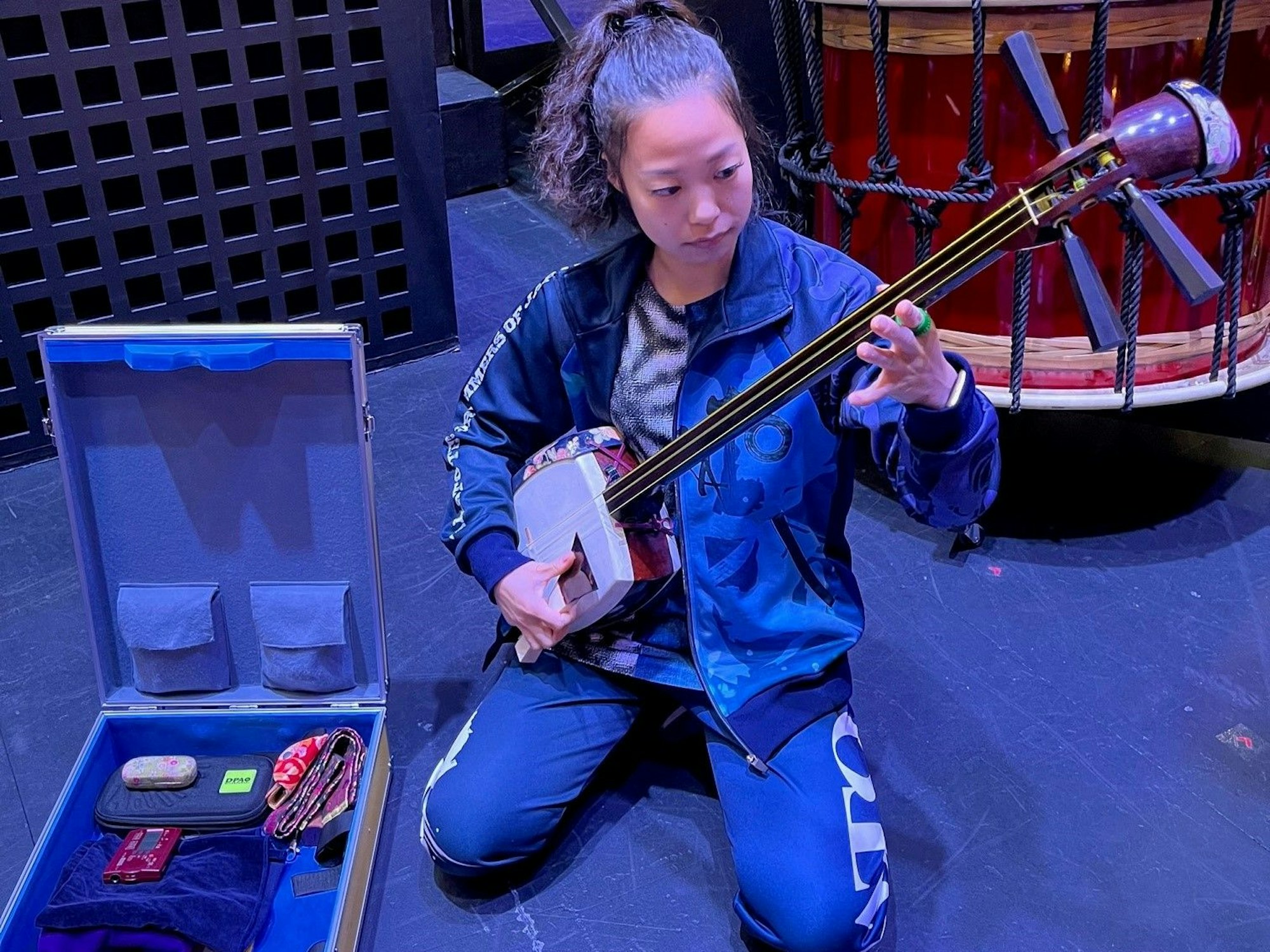 Die Yamato-Trommlerin Nele Miula mit einem japanischen Saiteninstrument.