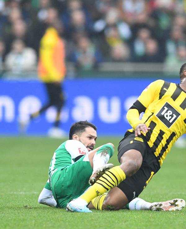 Dortmunds Youssoufa Moukoko (r) wird von Werders Leonardo Bittencourt gefoult.