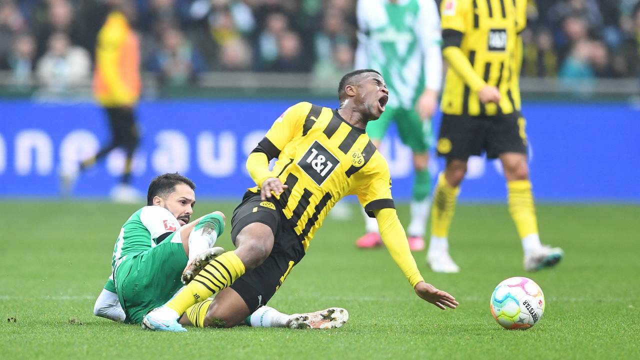 Dortmunds Youssoufa Moukoko (r) wird von Werders Leonardo Bittencourt gefoult.