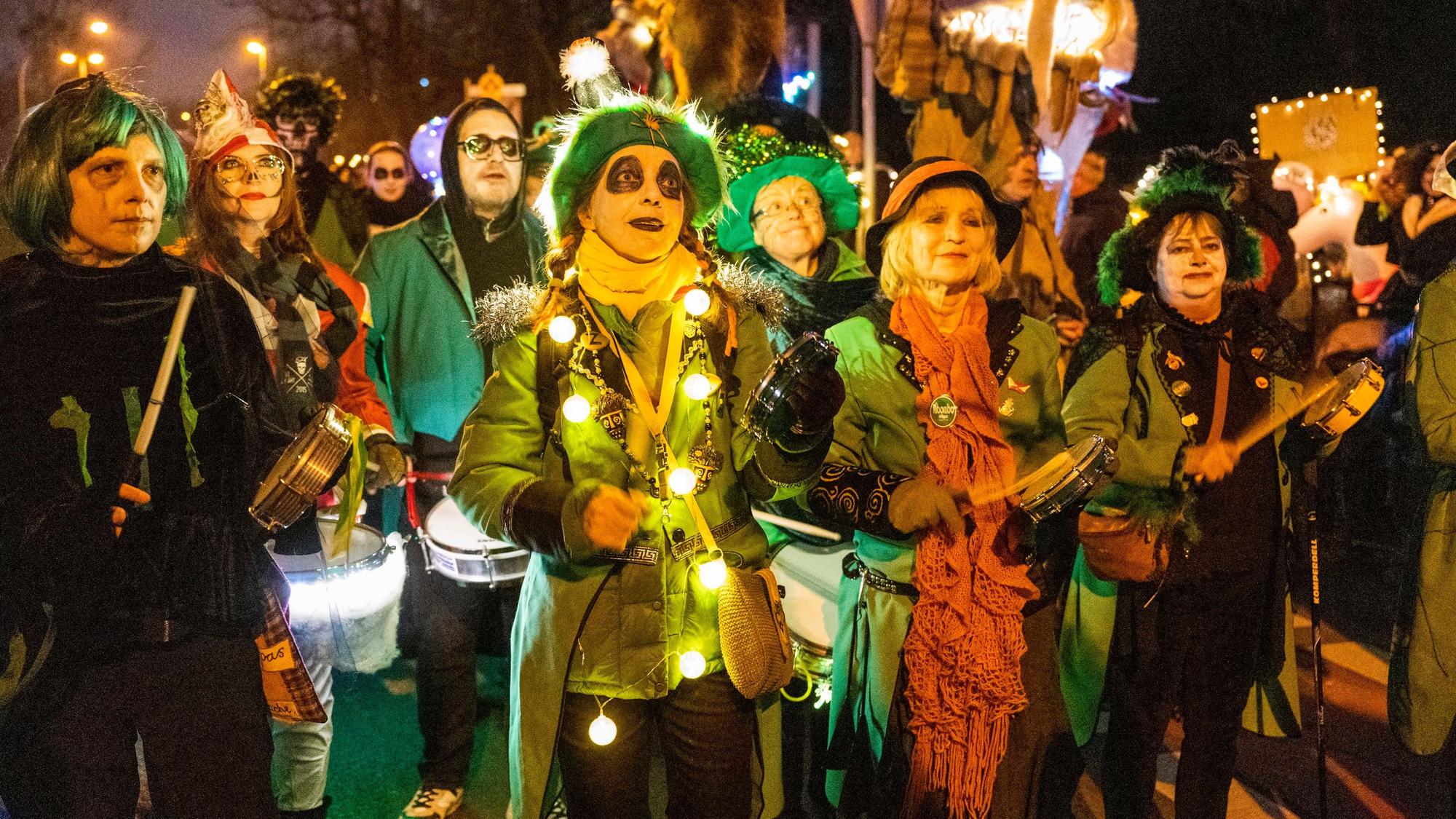 Kostümierte Jecke beim Geisterzug.