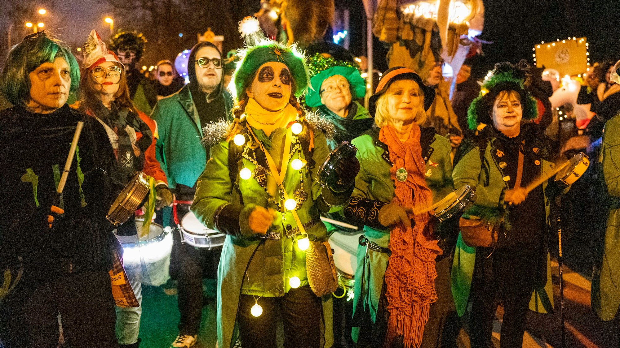 Kostümierte Jecke beim Geisterzug.