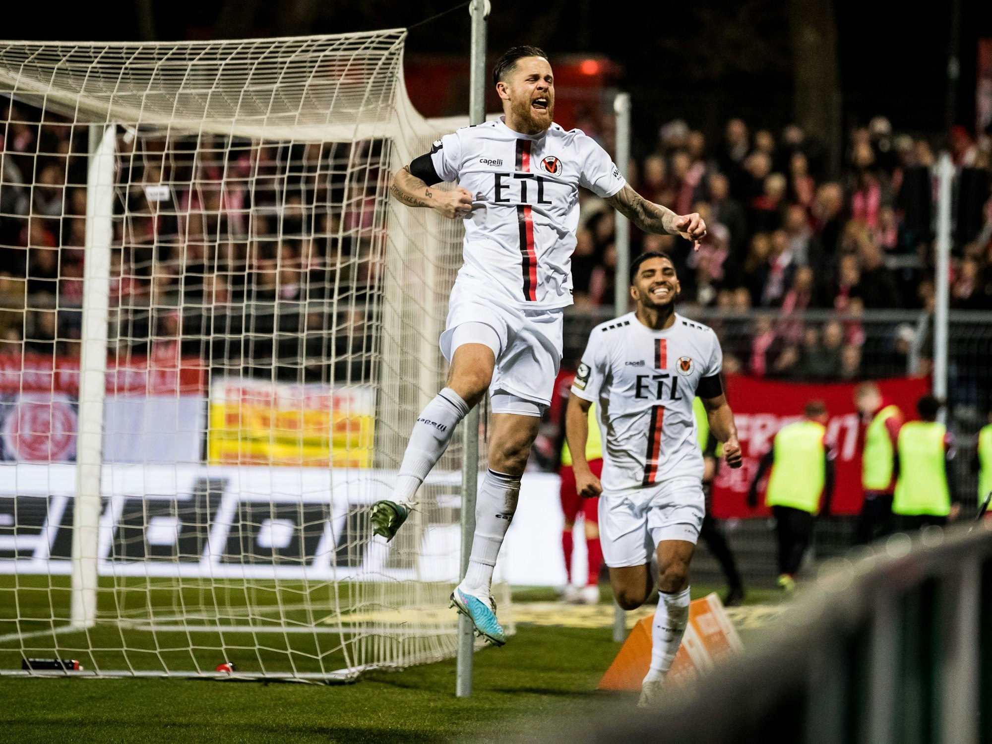 3. Fussball-Bundesliga: Jubel nach dem 1:0 durch Mike Wunderlich (Viktoria Köln).