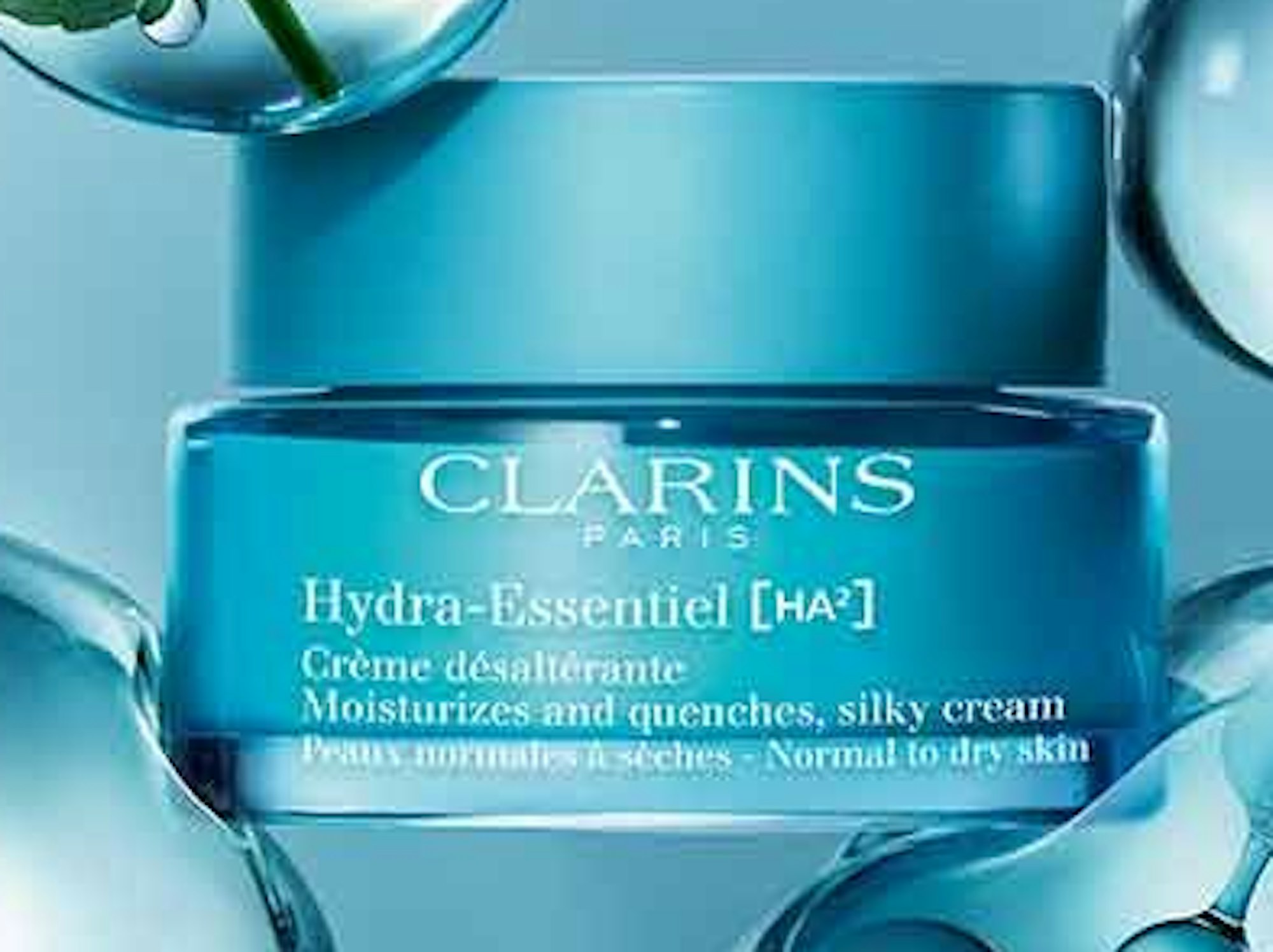 Hydra-Essentiel HA² Crème désaltérante
Überarbeitete Feuchtigkeitscreme, sehr schön für jüngere Haut, nicht fettig, sondern sehr angenehm.
Diese mit Hyaluronsäure und Extrakt aus biologischer Goethe-Pflanze angereicherte Creme versorgt die Haut intensiv mit Feuchtigkeit und polstert sie auf. Der von den Laboratoires Clarins entwickelte Hyaluronic Power Complex ist das Herzstück der Formel und hilft, die Auto-Hydratation der Haut wieder zu aktivieren und ihre Feuchtigkeitsreserven zu bewahren. Die frische, seidige Textur verschmilzt sofort mit der Haut und hinterlässt sie prall, geschmeidig, strahlend und voller Wohlgefühl.
48 Euro, 50 ml