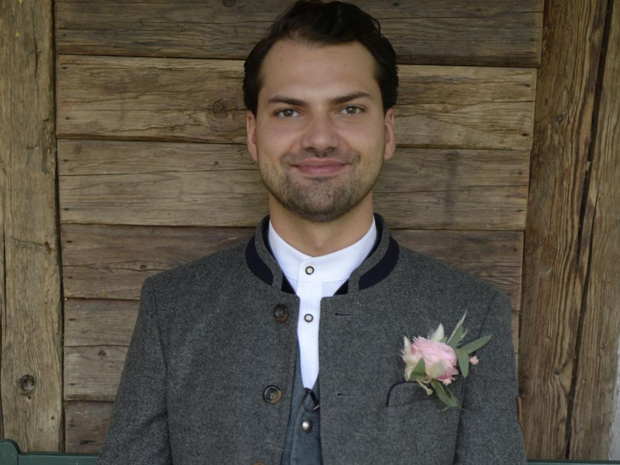 Jimi Blue Ochsenknecht posiert in bayerischer Tracht für ein Foto.