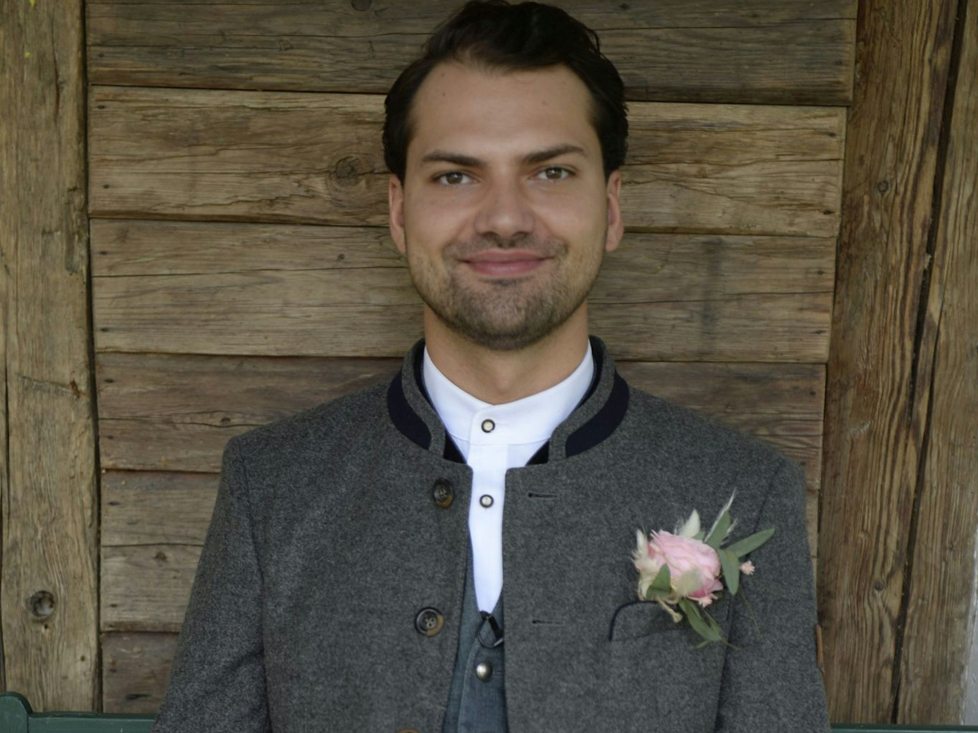 Jimi Blue Ochsenknecht posiert in bayerischer Tracht für ein Foto.