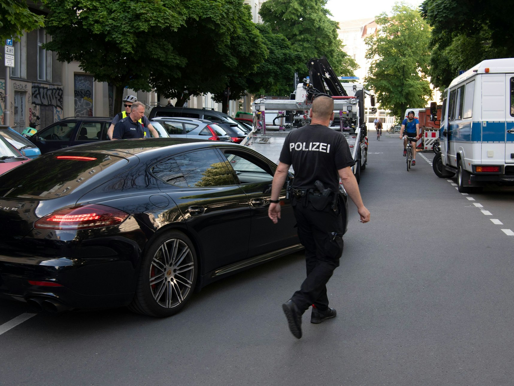 Ein Sportwagen vom Typ Porsche Panamera GTS, der in der Bülowstraße in Berlin sichergestellt worden ist, wird auf einen Abschleppwagen der Polizei gestellt.