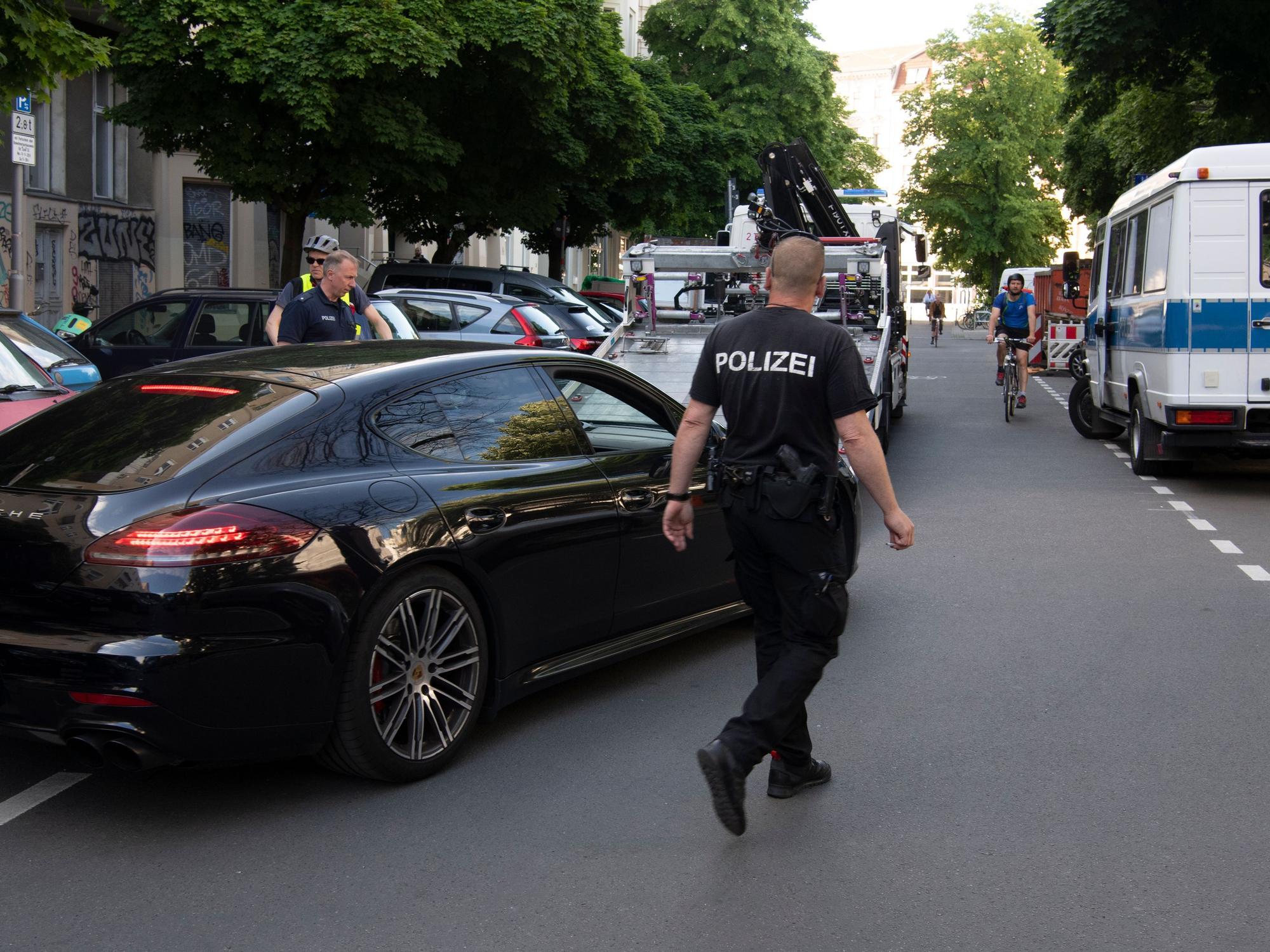 Ein Sportwagen vom Typ Porsche Panamera GTS, der in der Bülowstraße in Berlin sichergestellt worden ist, wird auf einen Abschleppwagen der Polizei gestellt.