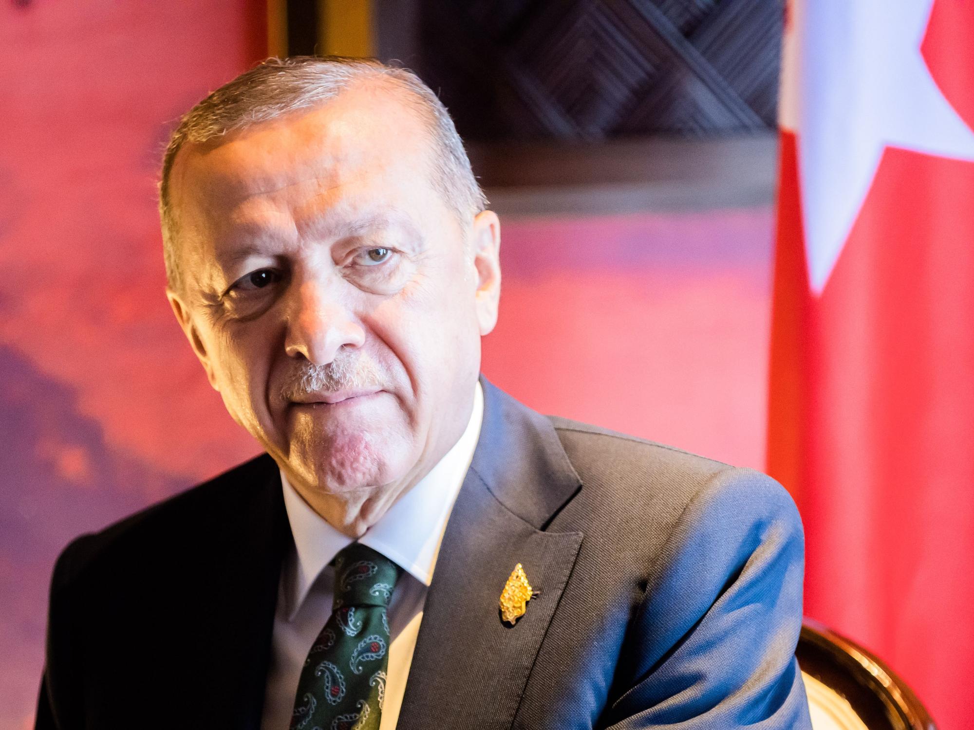 Recep Tayyip Erdogan, Präsident der Türkei, sitzt bei einem G20-Gipfel vor der türkischen Flagge.