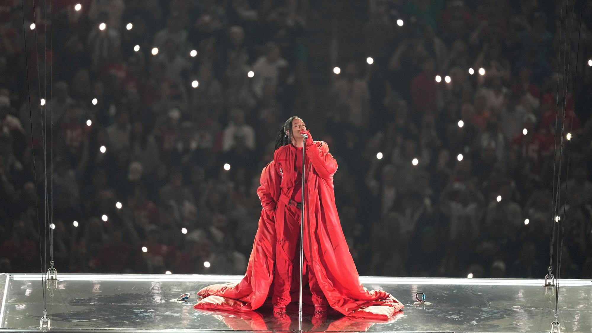 Rihanna singt während der Halftime-Show im roten Outfit ihre Songs.
