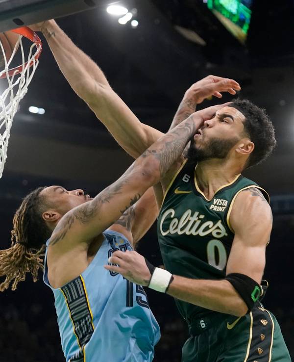 Boston Celtics-Forward Jayson Tatum (r) und Brandon Clarke von den Memphis Grizzlies in Aktion.