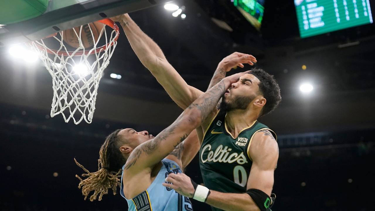 Boston Celtics-Forward Jayson Tatum (r) und Brandon Clarke von den Memphis Grizzlies in Aktion.