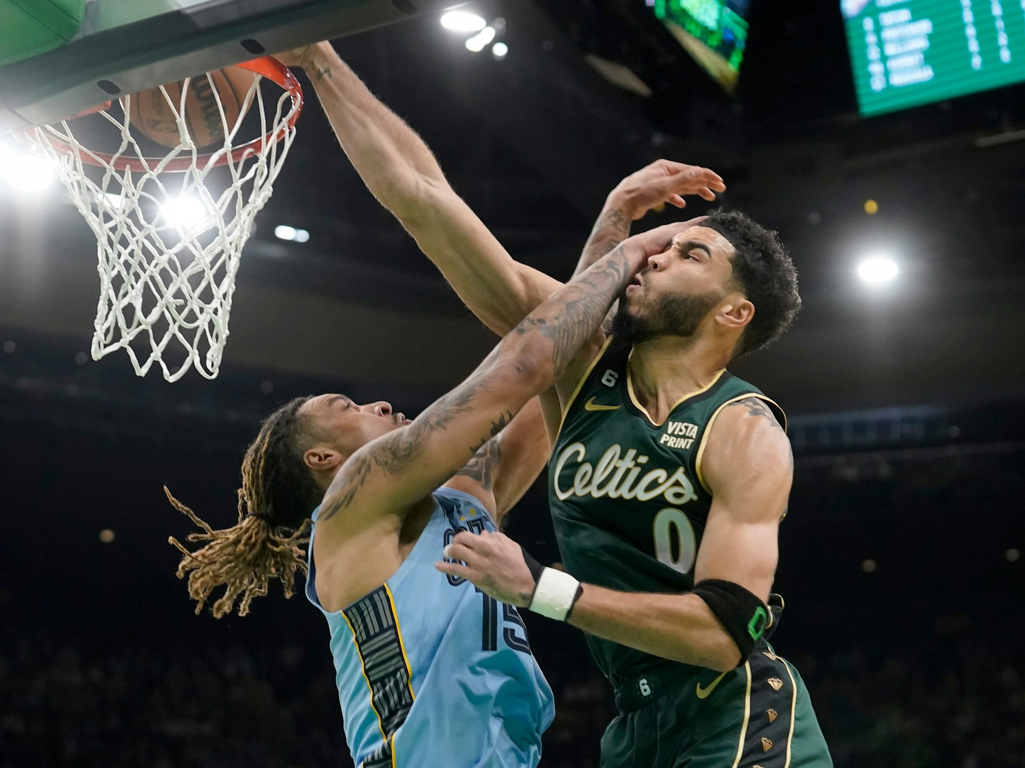 Boston Celtics-Forward Jayson Tatum (r) und Brandon Clarke von den Memphis Grizzlies in Aktion.
